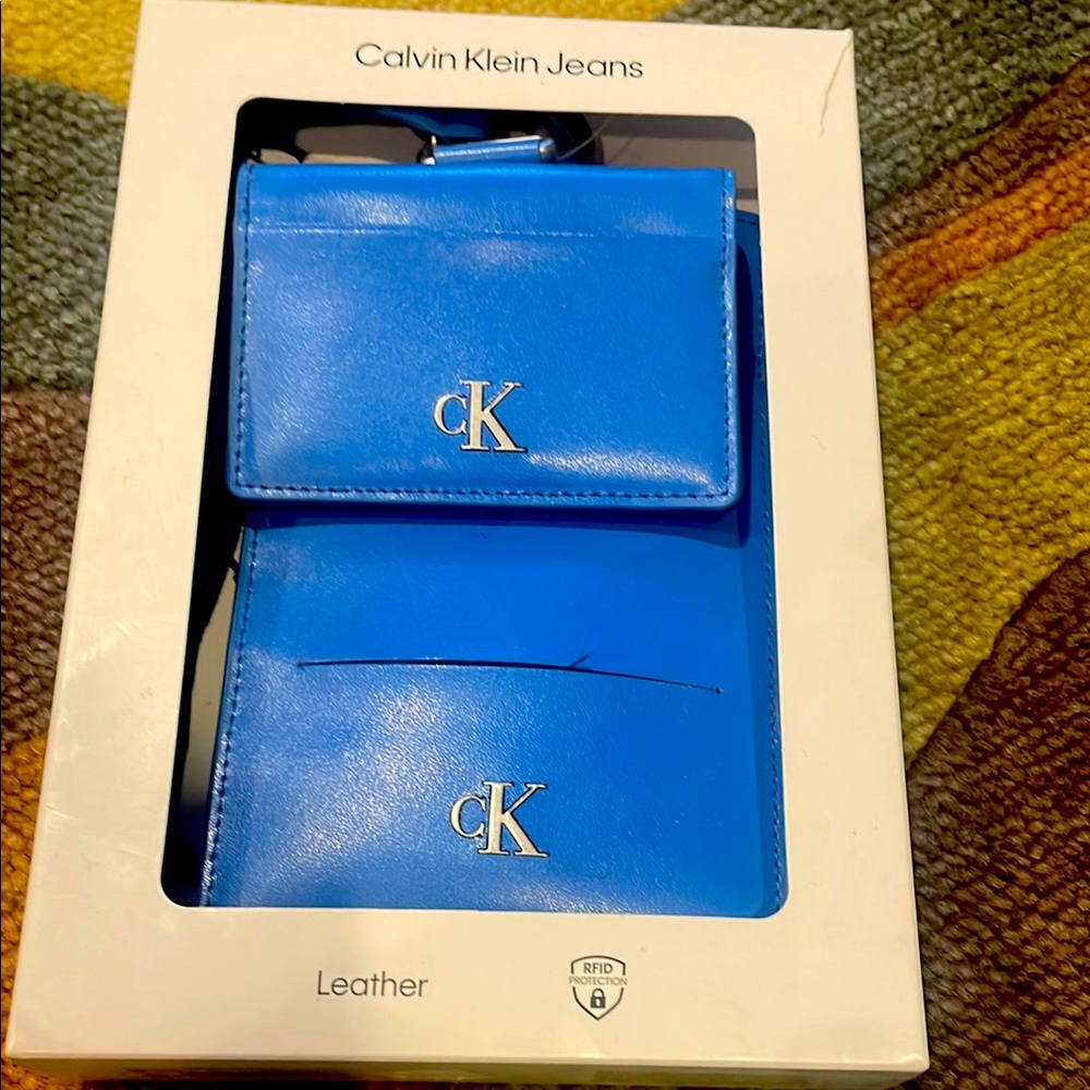 New In Box Men’s Calvin Klein Blue Leather Two-In-One Lanyard Travel Wallet Set